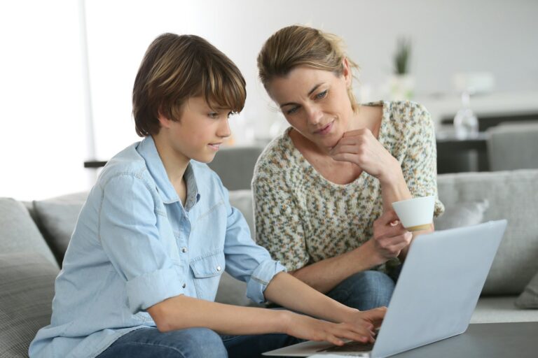 Une mère et son fils devant un ordinateur
