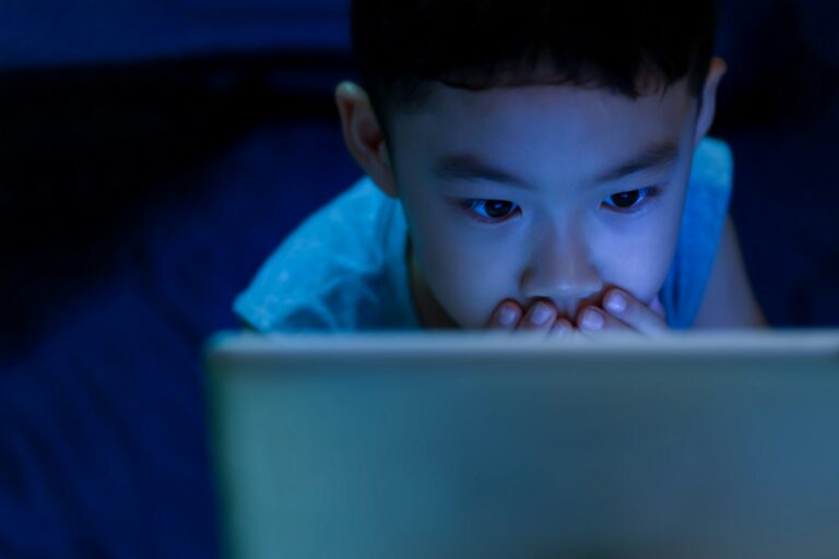 Jeune devant son ordinateur qui est effrayé