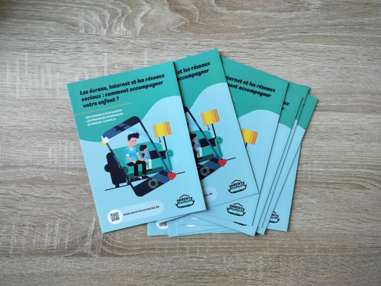 Photo du dépliant "Les écrans, Internet et les réseaux sociaux : comment accompagner votre enfant ?"
