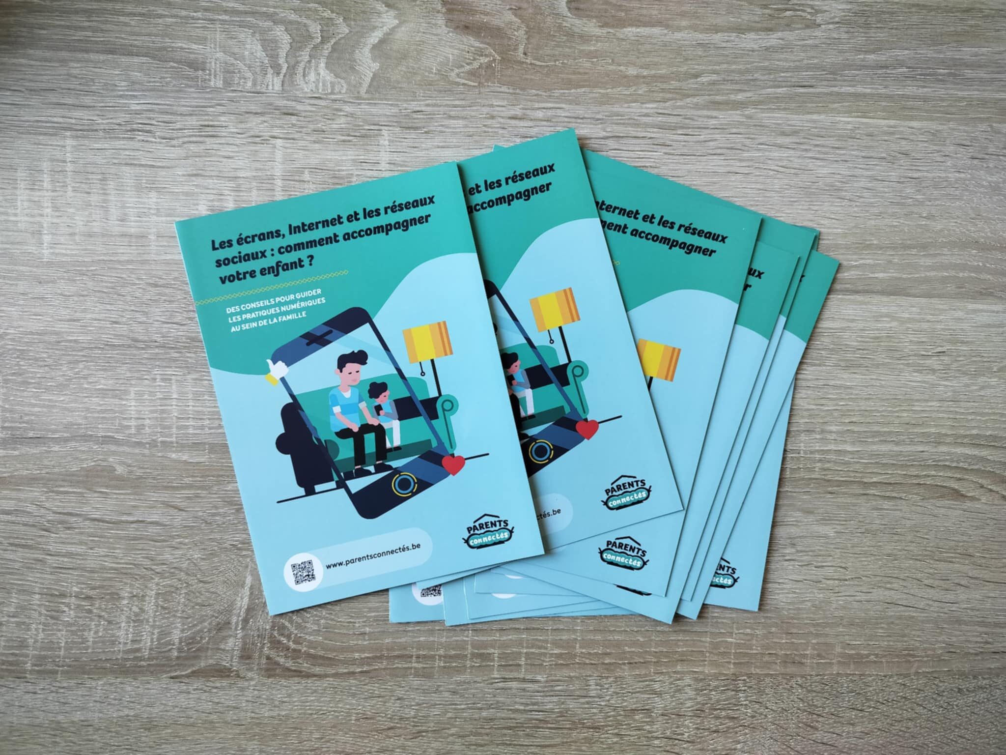 Photo du dépliant "Les écrans, Internet et les réseaux sociaux : comment accompagner votre enfant ?"